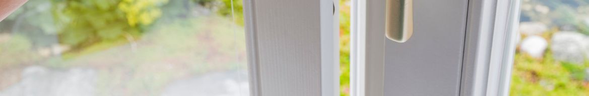 Sandiyago 4 Stück Fenstersicherung - Fensterriegel - Schwenkriegel mit  Befestigungsschrauben, Einbruchschutz Stabile Zusatzverriegelung für UPVC  PVC Fenster Fenster und Tür - Weiß : : Musikinstrumente &  DJ-Equipment